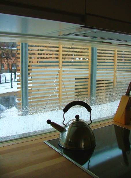 Prasknutie skla vplyvom varná kanvica v blízkosti okna